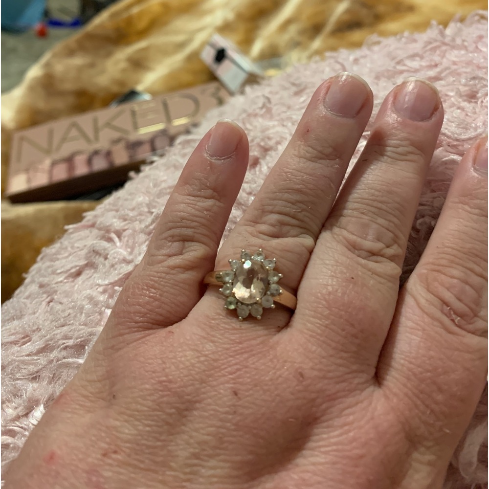 Beautiful morganite ring, white sapphire. 1 extra sapphire. Sizeable.